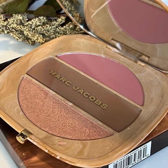 O!Mega x Three Powder X-TRA LARGE Blush-Bronze-Highlight Tantalize Glo Palette - Picture 10 of 16
